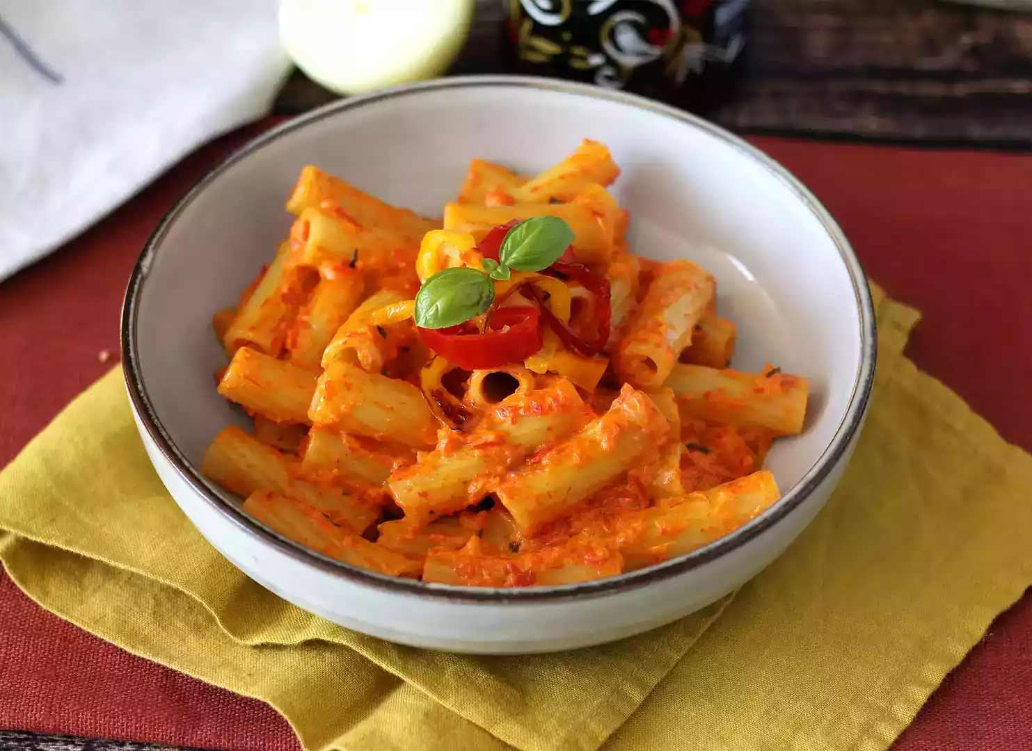 Pasta with peppers and fresh cheese, the best pasta dish for summer days