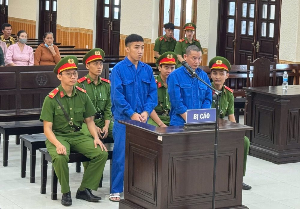 Hai bị cáo bị xét xử về tội “Vận chuyển trái phép chất ma túy“. Ảnh: Duy Tuấn