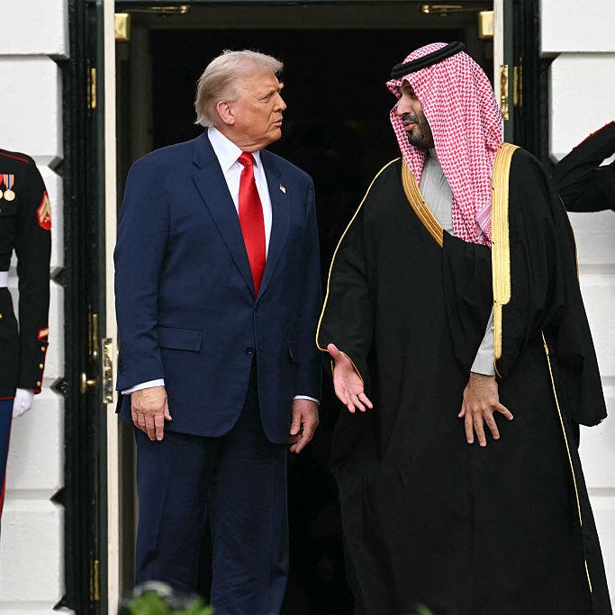 Trump welcomes MBS for White House visit with fanfare and military flyover