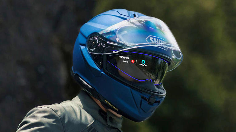 Le casque GT-Air 3 Smart, conçu en collaboration entre Shoei et Eyelights, est un concentré de technologie qui intègre un affichage tête haute dans la visière !