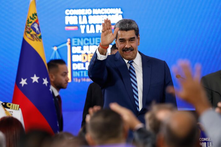O ditador da Venezuela, Nicolás Maduro, acena durante coletiva de imprensa em Caracas Foto: Cristian Hernandez/AP