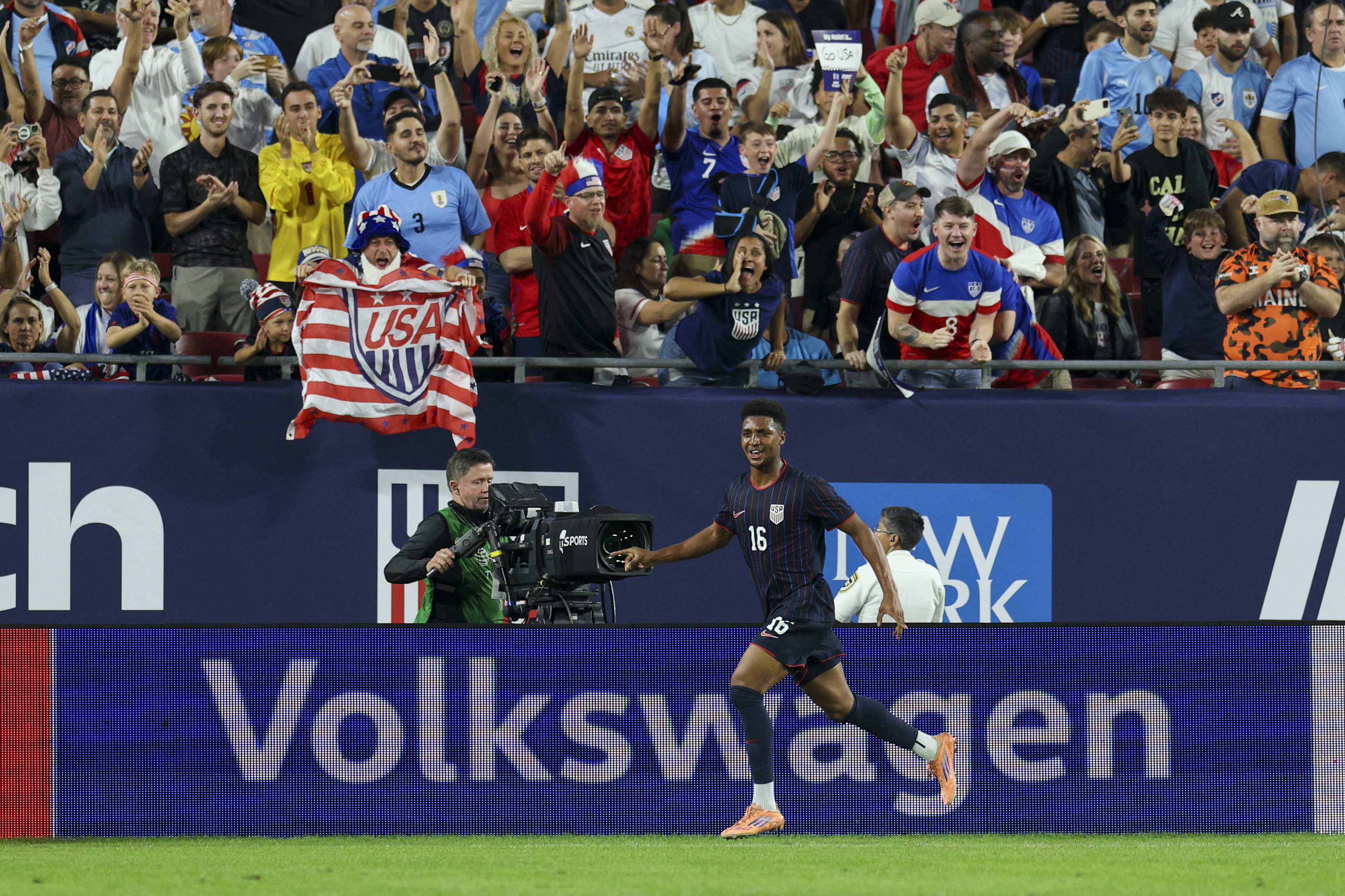 La selección estadounidense aplasta a Uruguay y llega al Mundial con una victoria contundente.