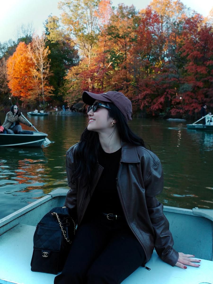 8 Foto Febby Rastanty Berjalan di Taman Central Park, New York 3 AA1QHS5V