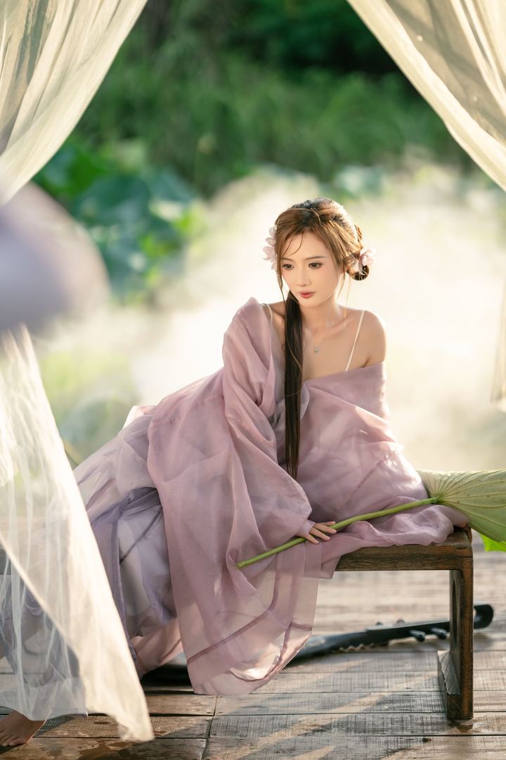 她坐在古风长椅上，手握竹扇，却在思考：现代人为什么总想“回古代”？