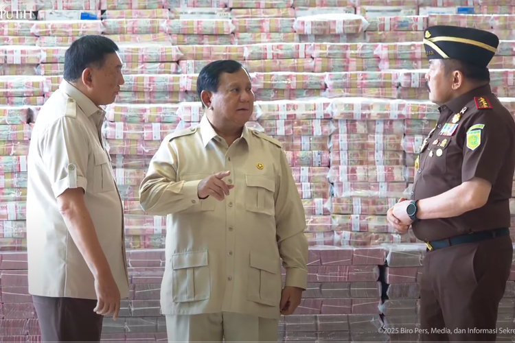 Presiden Prabowo menyambut penyerahan aset Rp 13 triliun hasil korupsi ekspor CPO di Kejagung, 20 Oktober 2025. (YouTube Sekretariat Presiden)