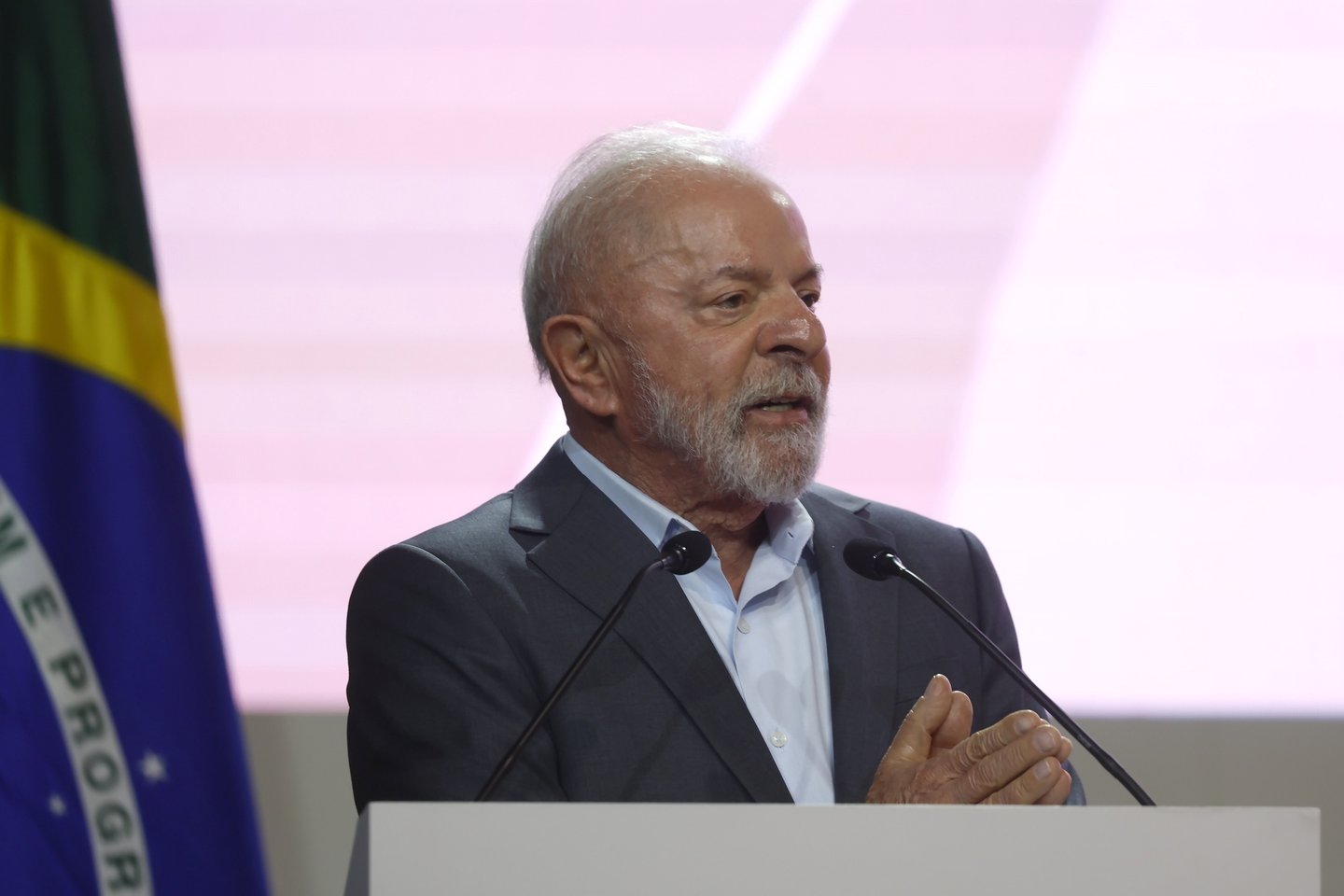 Todes? Lula da Silva assina lei que proíbe linguagem neutra
