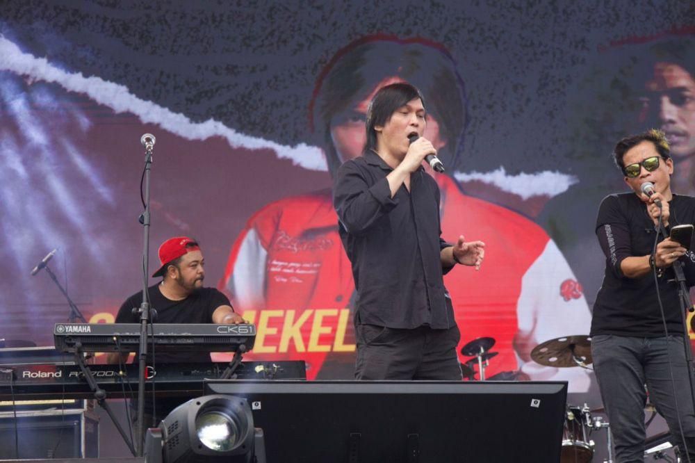 Musisi Estu Pradhana (topi merah) saat manggung bersama Once Mekel (Dok. Istimewa)