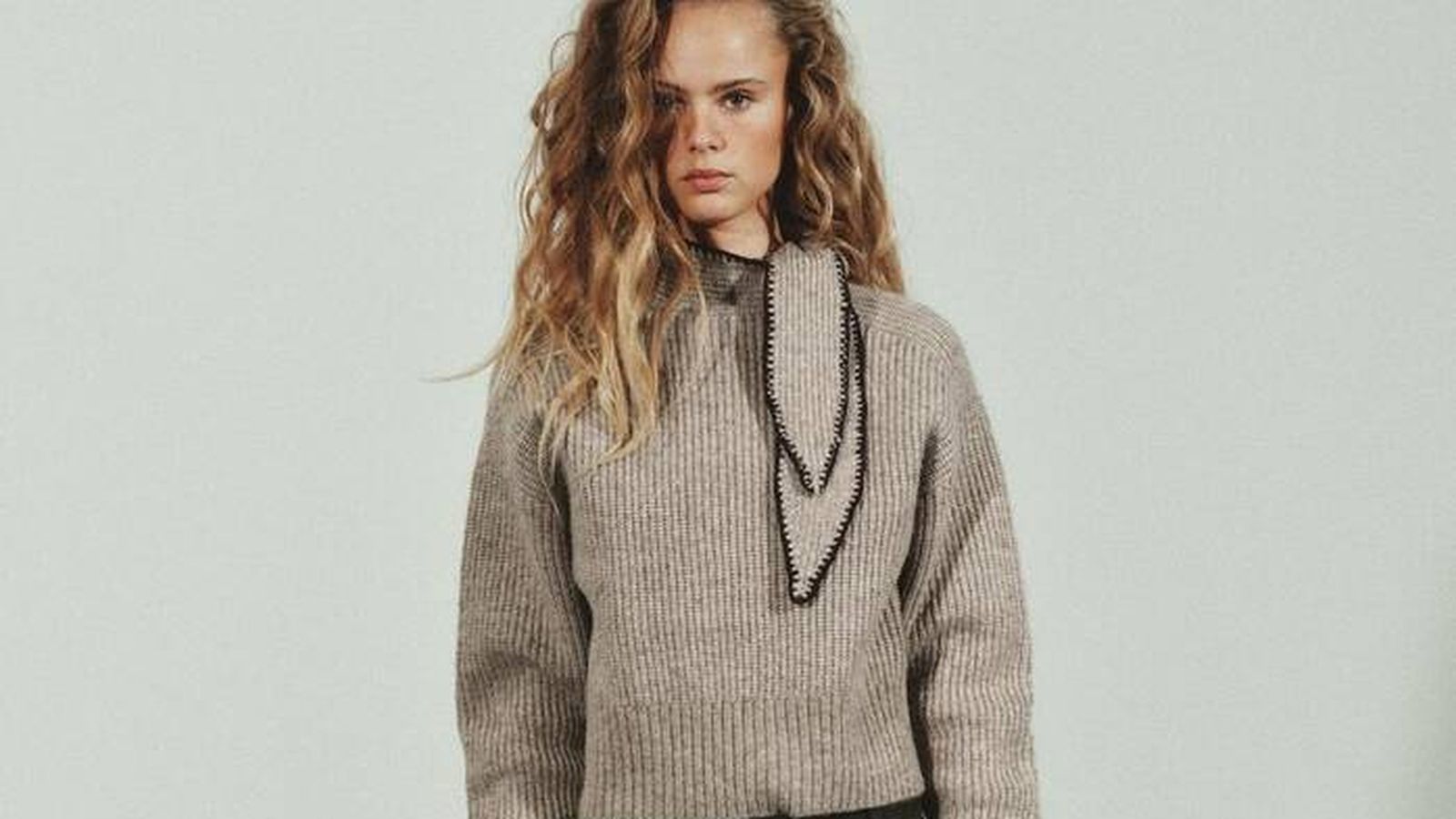 El jersey Zara que arrasa: de cuello subido con lazo y pespuntes ...