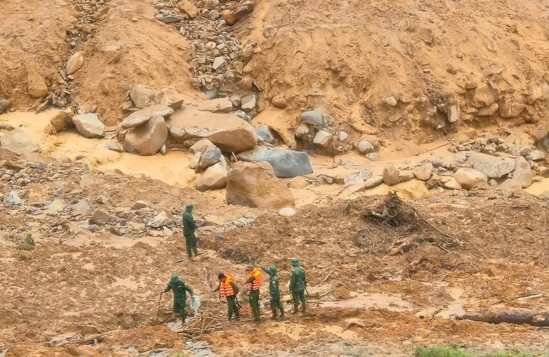 Núi phát ra tiếng nổ lớn, lực lượng tìm kiếm 3 người nghi bị vùi phải rút lui