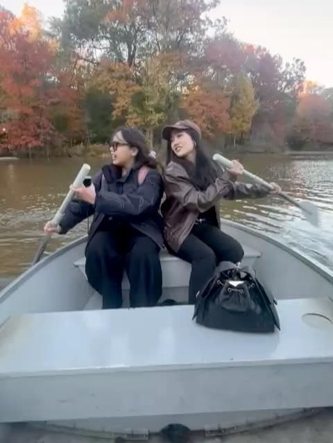 8 Foto Febby Rastanty Berjalan di Taman Central Park, New York 8 AA1QI8o8