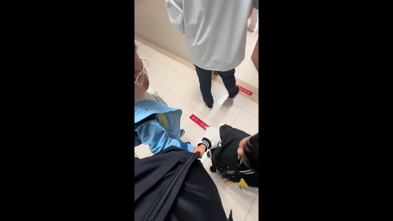 Young boy pulls stranger’s clothes after mistaking him for his dad at ...