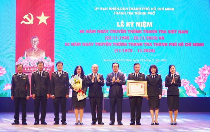 Thanh tra TP.HCM nhận huân chương lao động hạng nhất