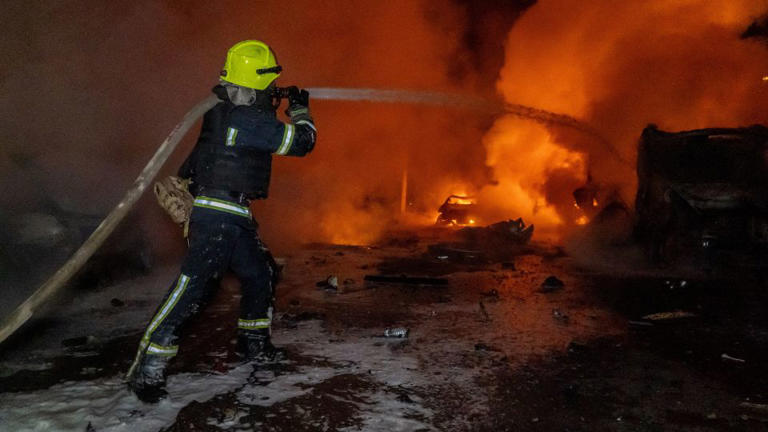 Un importante ataque ruso en el oeste de Ucrania impacta edificios de apartamentos y deja 26 muertos.