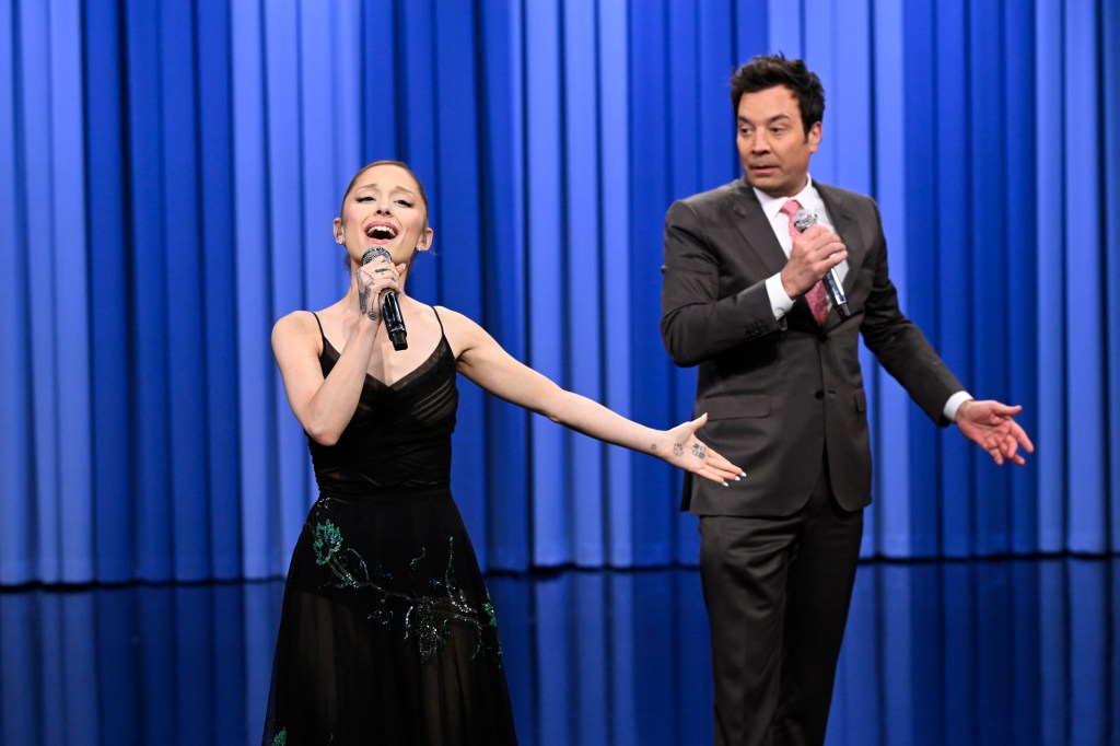Mira a Ariana Grande y Jimmy Fallon interpretar una historia de duetos famosos