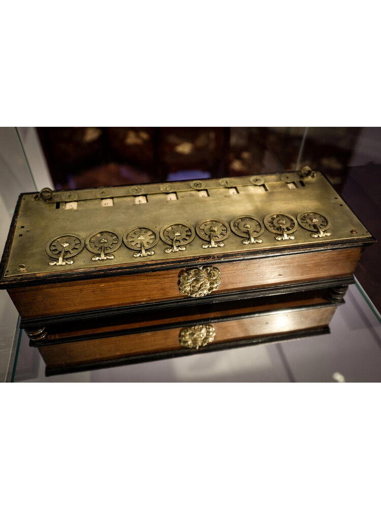 Va all'asta la calcolatrice di Pascal. Scienziati e ricercatori in rivolta