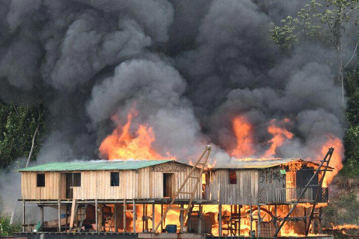 Base de garimpo é destruída pela polícia na fronteira do Brasil com o Peru; facções têm explorado atividades ilegais na Amazônia. Foto: FUNAI
