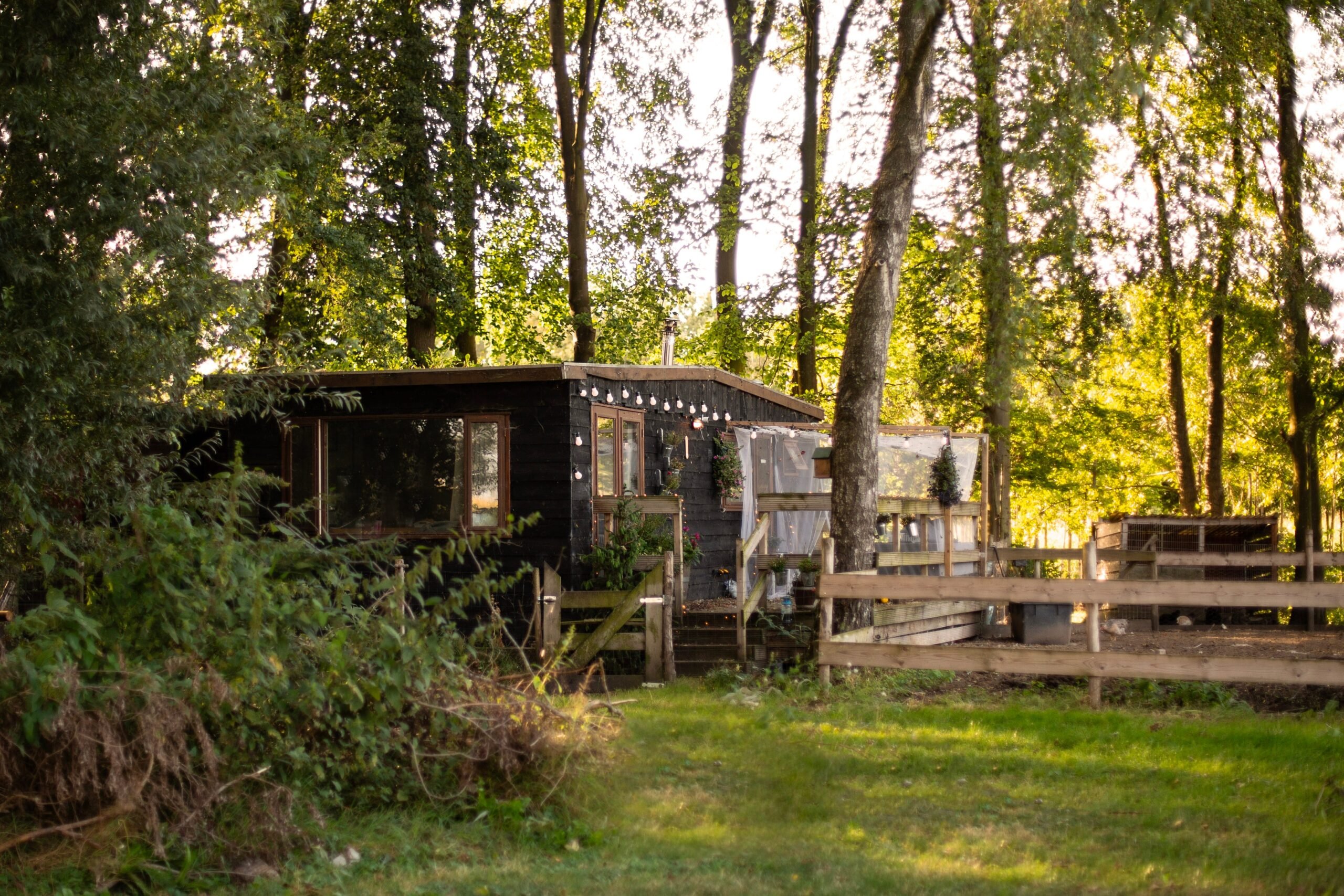 Die gesamte Hütte misst etwa 33 Quadratmeter und ist aus Holz gebaut.