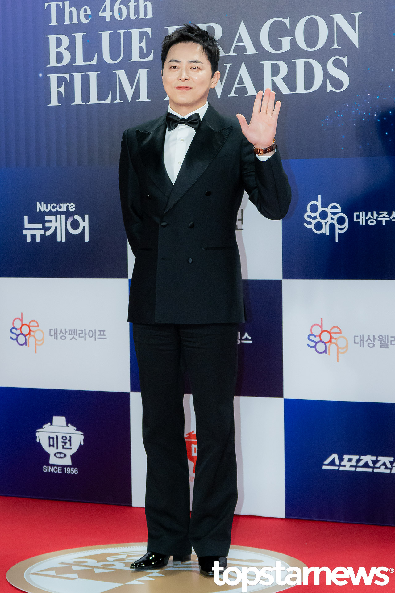 포즈 취하는 조정석 (제46회 청룡영화상 레드카펫) [HD포토]
