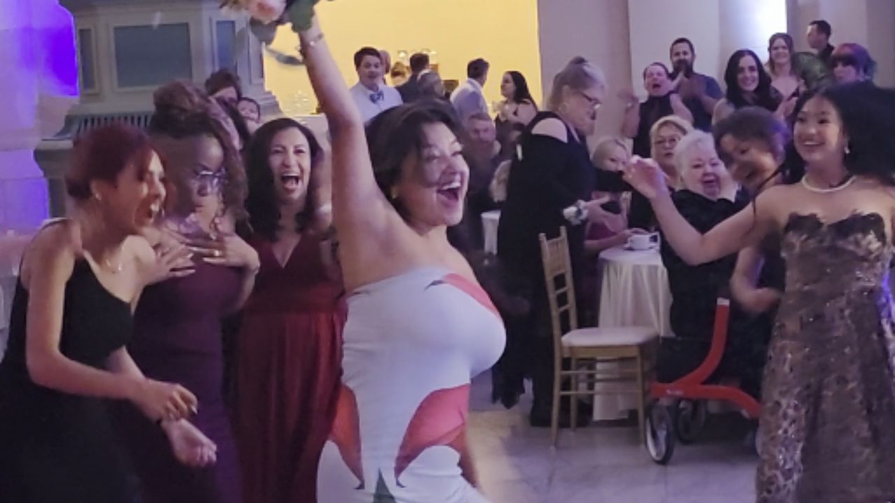 Woman attempts to catch wedding bouquet but ends up falling in a ...