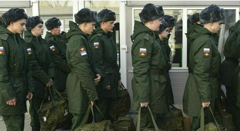 Russia, le «vedove nere»: matrimoni fittizi con i soldati single per ottenere soldi dopo la loro morte. Ma le famiglie non ci stanno