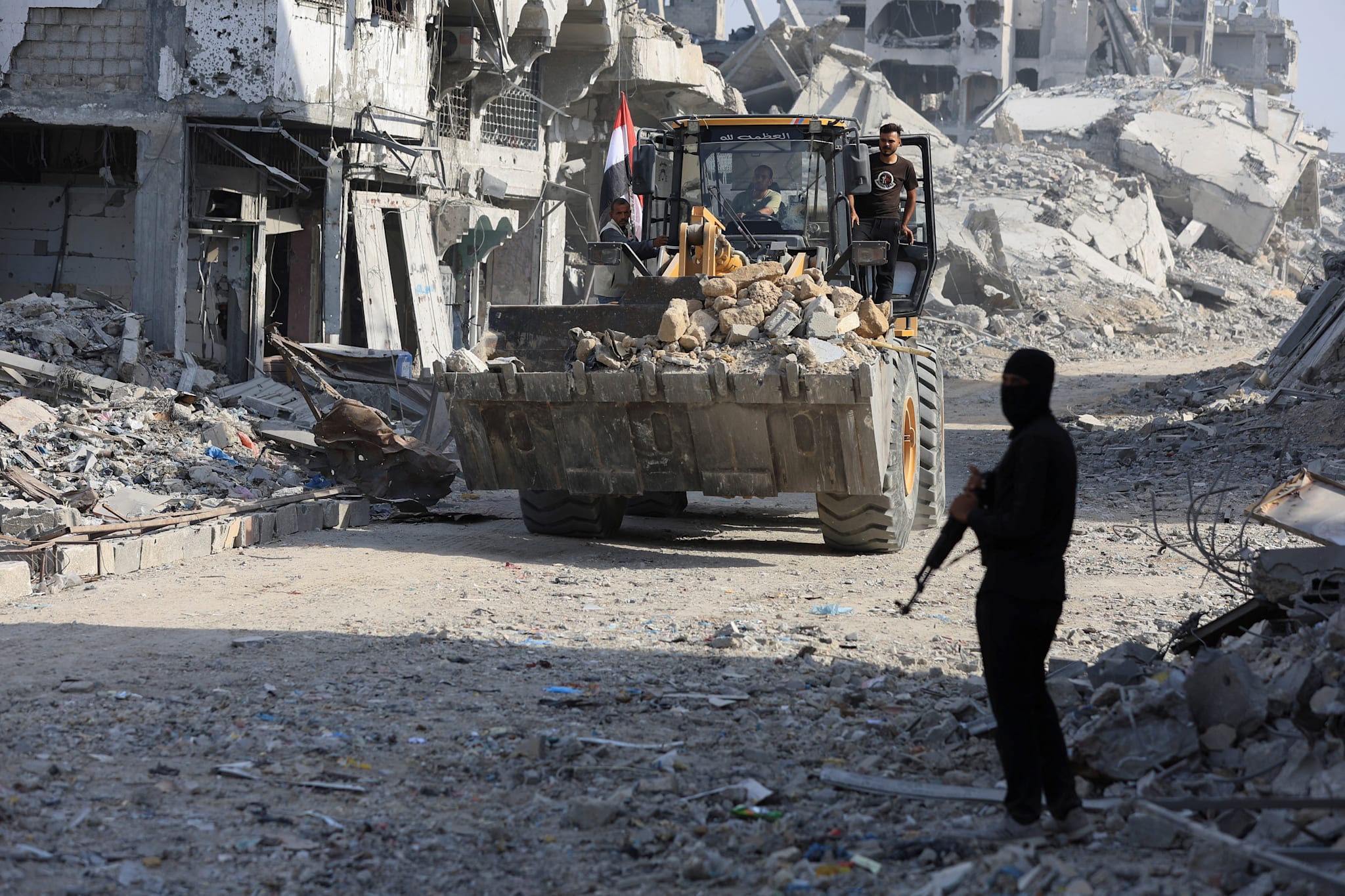 EIn Hamas-Mitglied steht an der sogenannten Gelben Linie