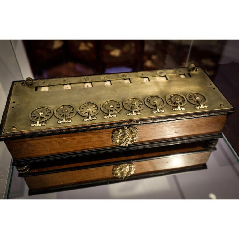 Va all'asta la calcolatrice di Pascal. Scienziati e ricercatori in rivolta