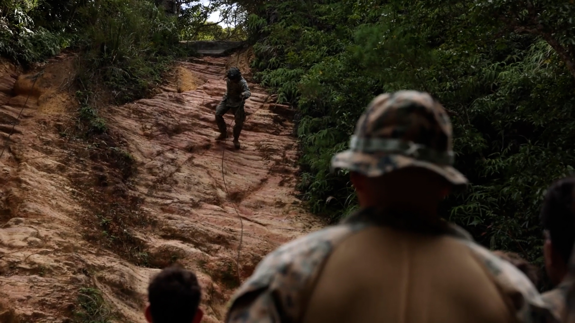 Por Dentro do Treinamento de Rappel dos Fuzileiros Navais em Okinawa