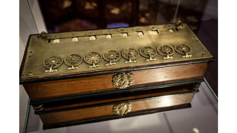 Va all'asta la calcolatrice di Pascal. Scienziati e ricercatori in rivolta