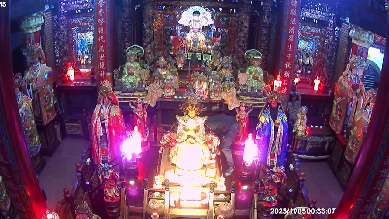 Thief caught on CCTV stealing gold ornaments from temple in Taiwan