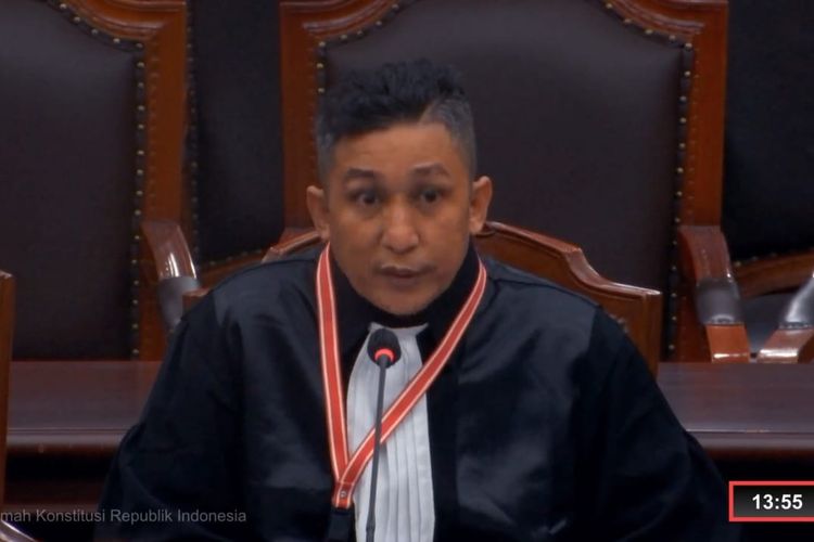 Muhamad Firdaus Oiwobo mengajukan gugatan terhadap Undang-Undang Nomor 18 Tahun 2003 tentang Advokat ke Mahkamah konstitusi (MK).