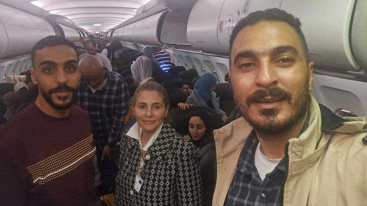 L'ambassadeur palestinien en Afrique du Sud Hanan Jarra pris en photo avec des Palestiniens dans un avion arrivant à Johannesburg, le 13 novembre. Reuters/Ambassade de Palestine en Afrique du Sud