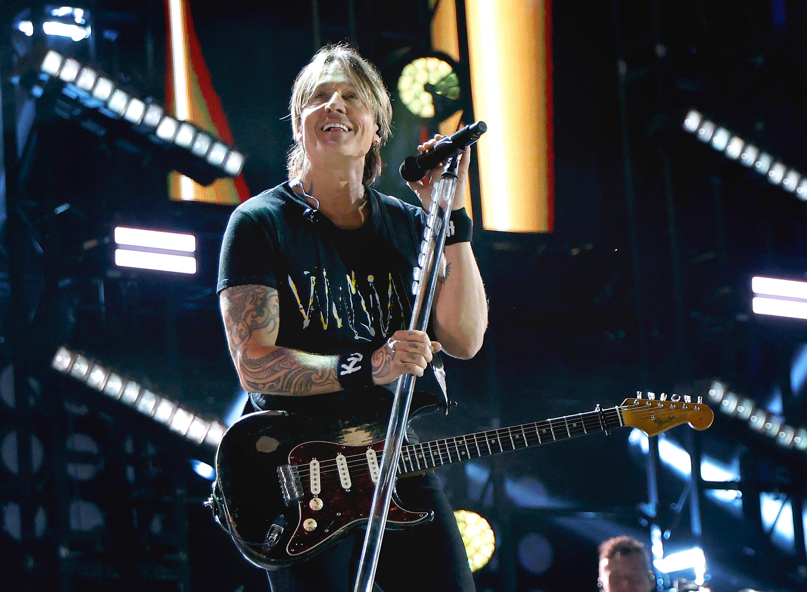 Keith Urban sorprende a sus fans con una inesperada versión de Chappell Roan en la fiesta de Mar-a-Lago.