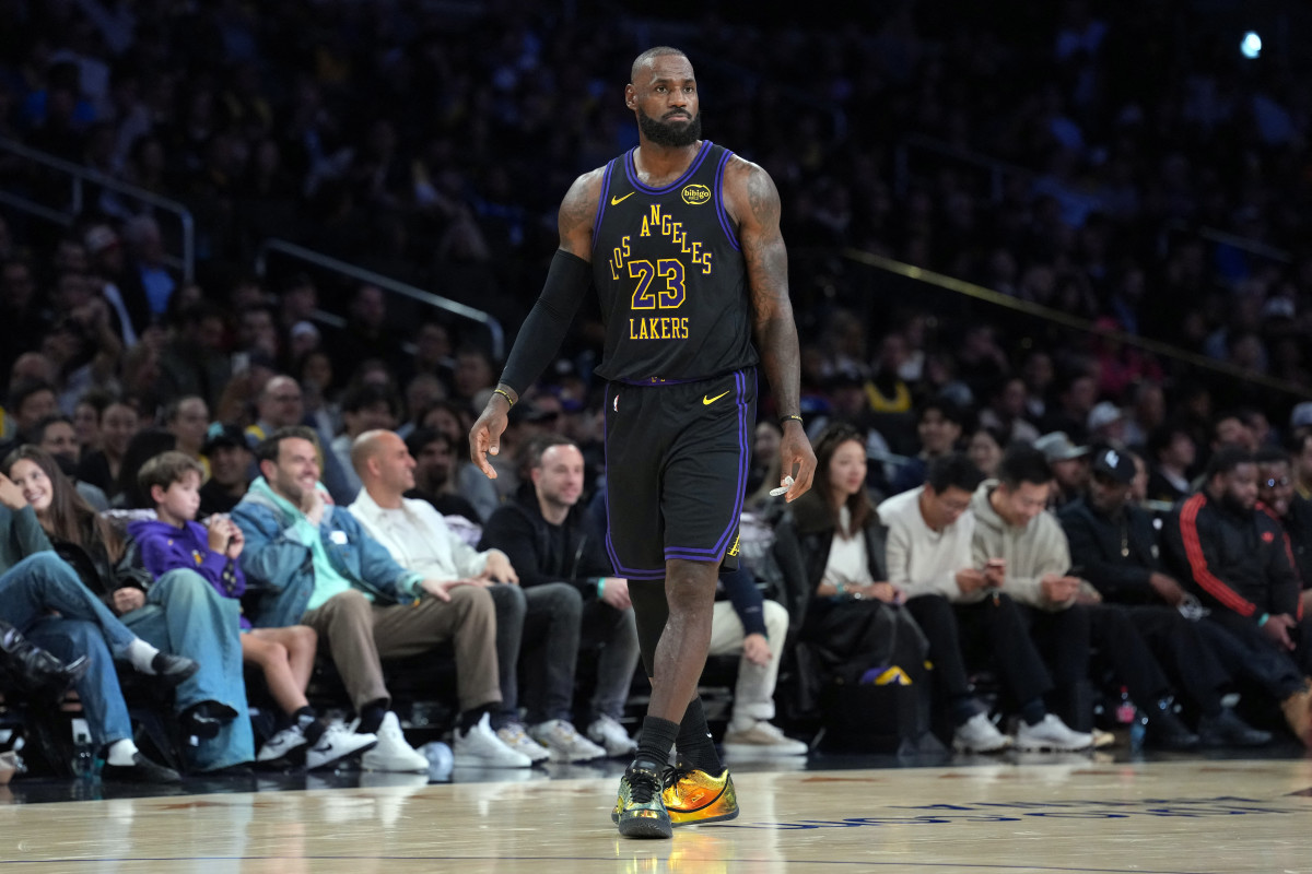 La estrella de los Lakers, LeBron James, enfrenta una decisión importante tras una desafortunada lesión.