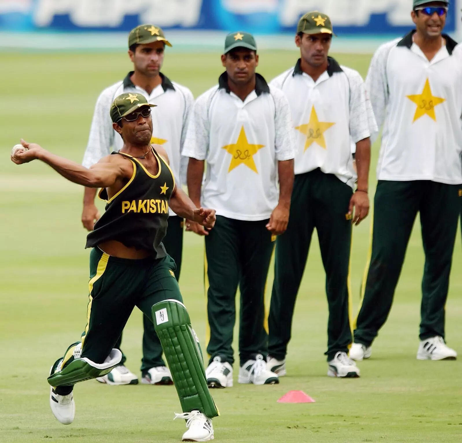 Ex-Pakistan captains in trouble! Cyber Crime Agency launches probe ...