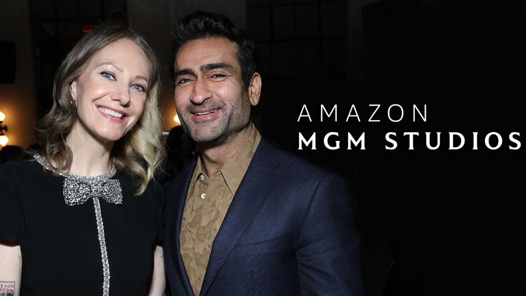 Kumail Nanjiani y Emily V. Gordon presentan la comedia ‘Compulsive Liar’ en Amazon MGM Studios.