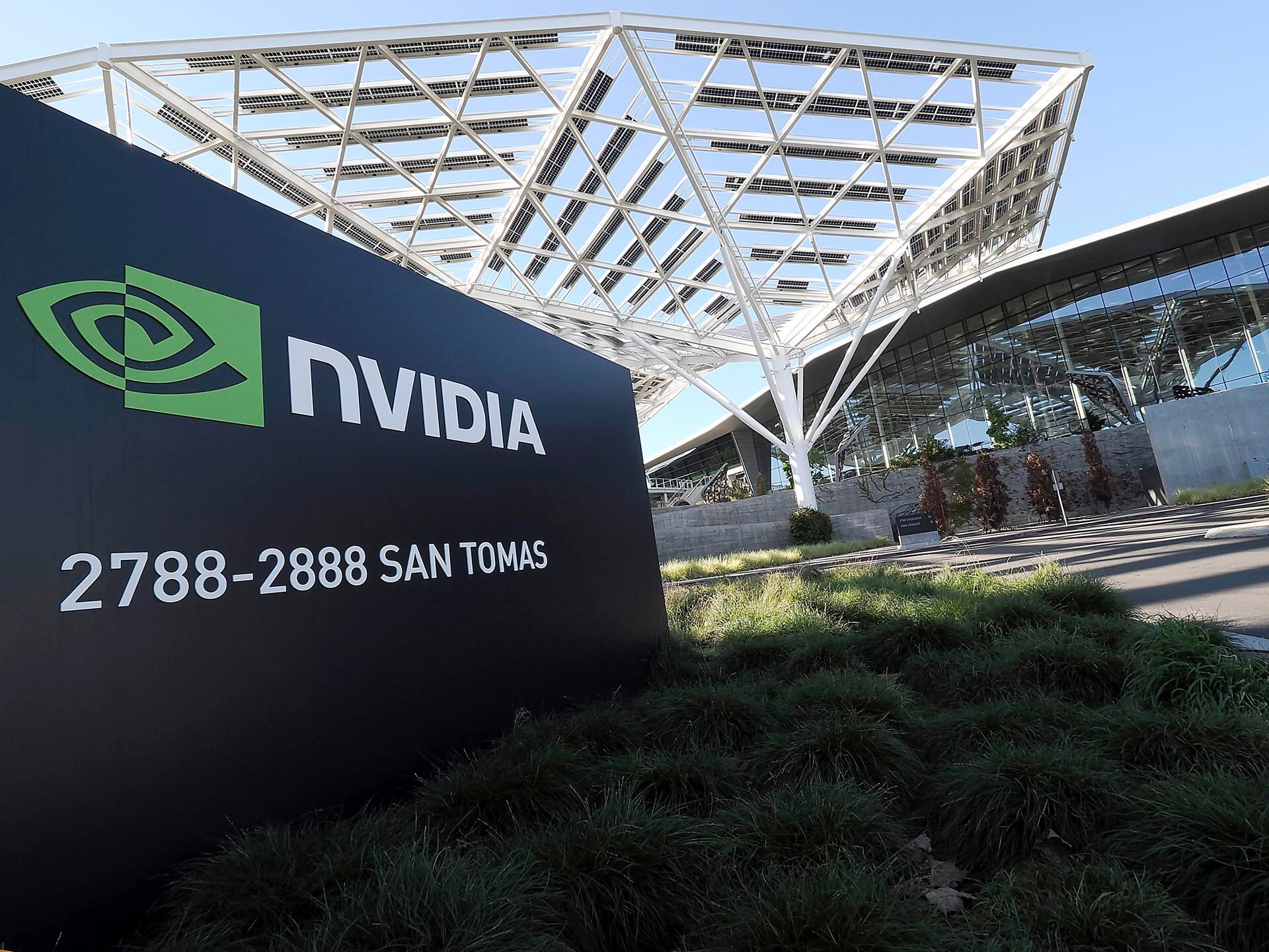 Trump concede a Nvidia permiso para vender chips avanzados, por un ...
