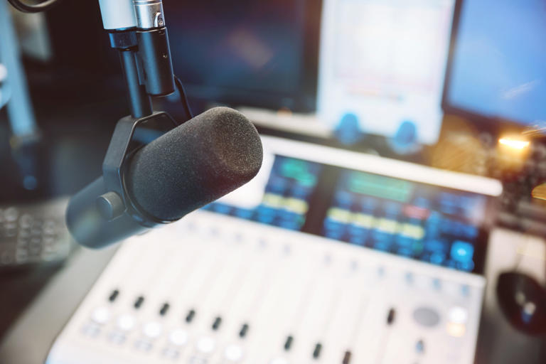 Warner Music settles copyright lawsuit with Udio, signs deal for AI ...