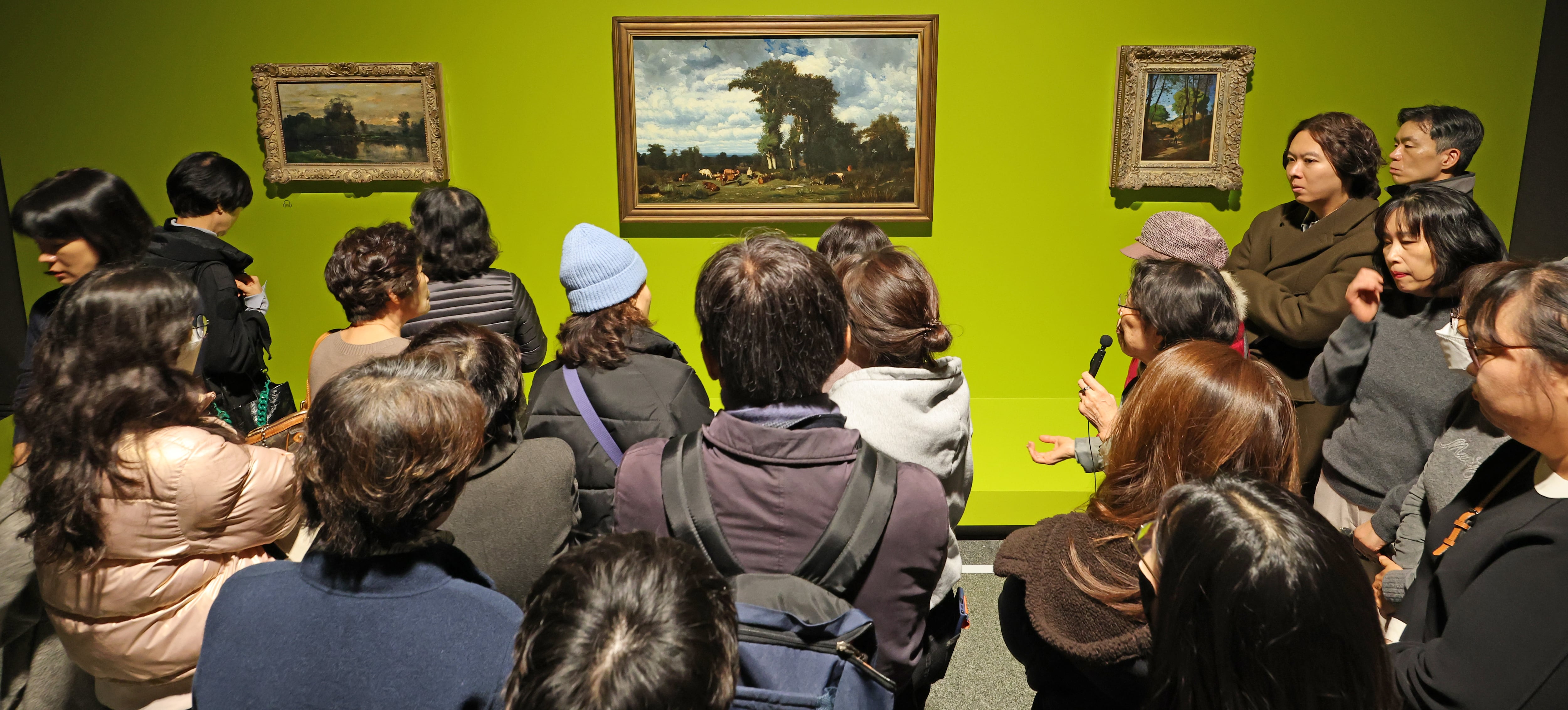 Visitors of All Ages Capture Met Masterpieces at Seoul Exhibition