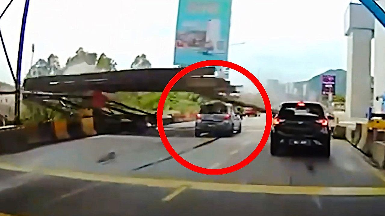 Scaffolding collapses onto highway narrowly missing drivers in Malaysia | Watch