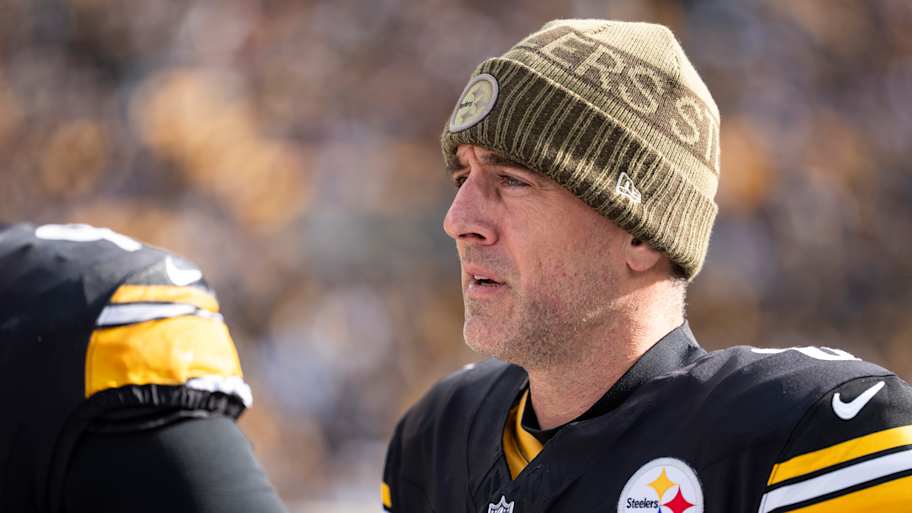 Aaron Rodgers breaks silence on wrist injury as Steelers await Chicago ...