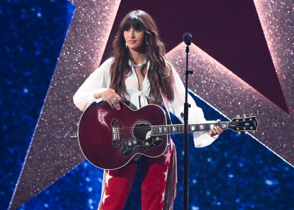 Ella Langley se luce con el two-step de ‘Choosin Texas’ en los premios CMA 2025
