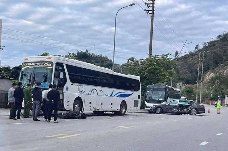 Lực lượng Công an tổ chức khám nghiệm hiện trường điều tra nguyên nhân vụ tai nạn - Ảnh: Đ. X.