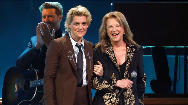 Brandi Carlile y Patty Loveless se unen para un emotivo homenaje a Vince Gill.
