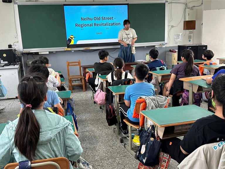 新竹市議員蔡惠婷表示，12年後新生班級將減少超過100班，教師與行政員額減少超過180位，要求市府及早因應。圖為學生上課示意圖。（新竹市政府提供／陳育賢新竹傳真）