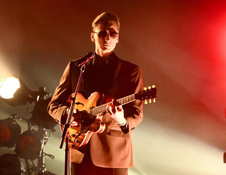 Red Clay Strays hacen un llamado a la unidad con «People Hatin» en los premios CMA 2025.