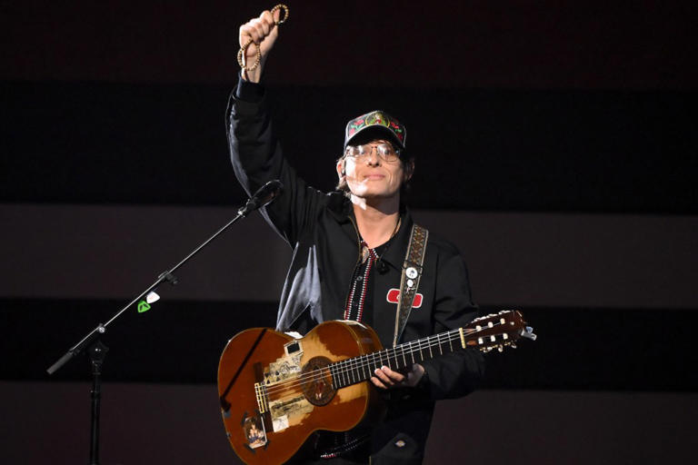 Stephen Wilson Jr. cautiva en los premios CMA con su versión de ‘Stand By Me’: ‘Me ha perseguido toda la vida’