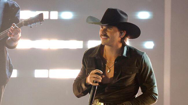 Tucker Wetmore sube al escenario con un himno emotivo y viral durante los premios CMA.