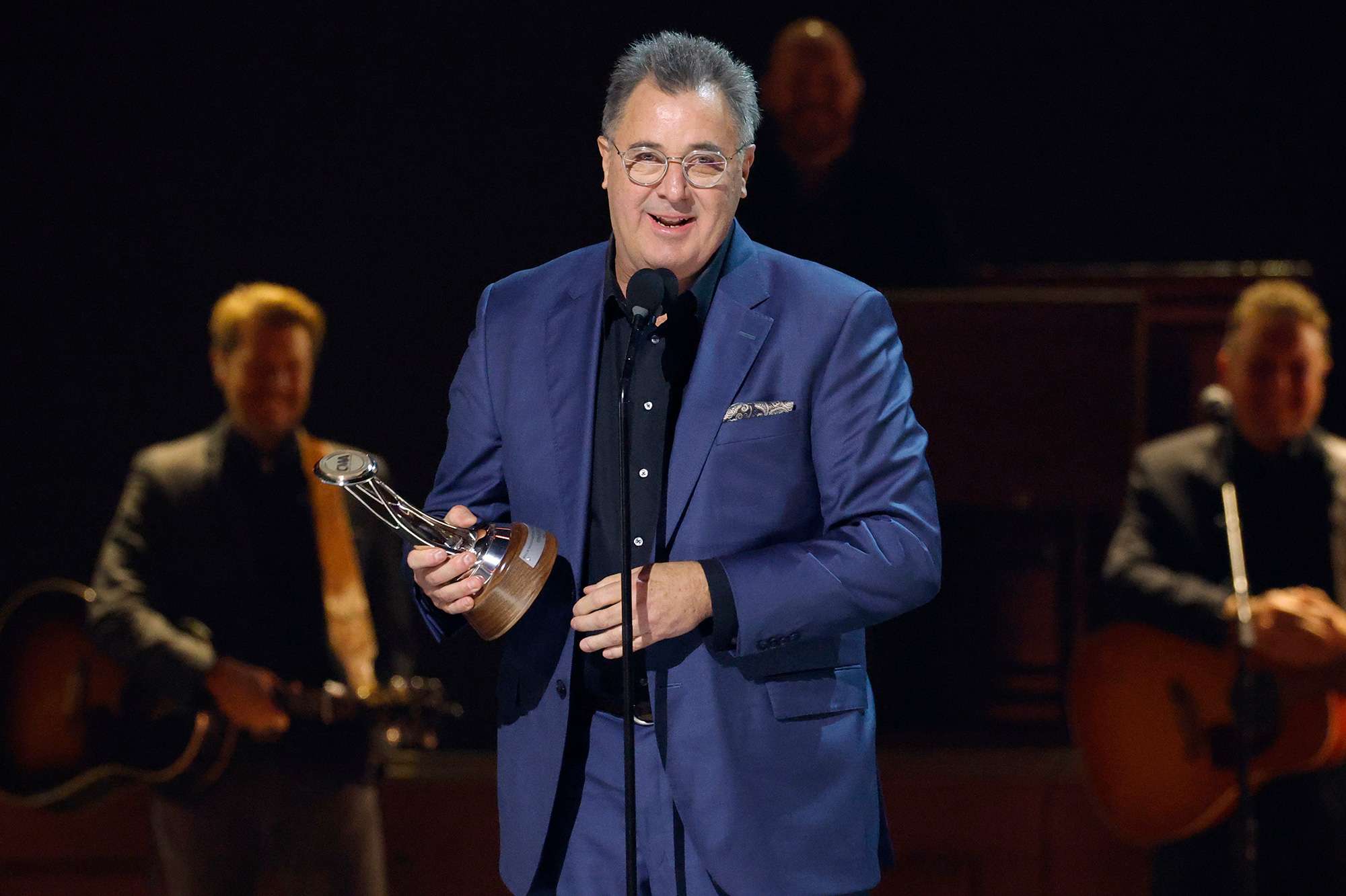 Vince Gill bromea en los premios CMA de 2025 diciendo que es el único ganador del premio Willie Nelson a la trayectoria artística que nunca ha fumado marihuana.