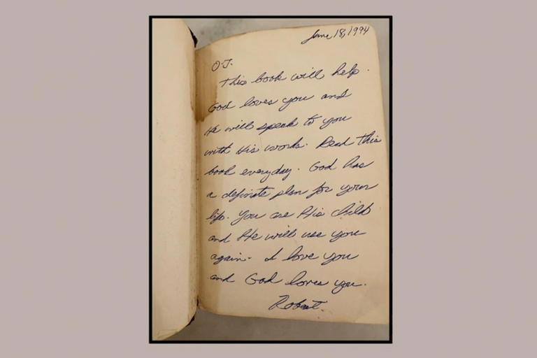 Kim Kardashian revela que compró la Biblia de su padre a la herencia de OJ Simpson por más de 80.000 dólares.