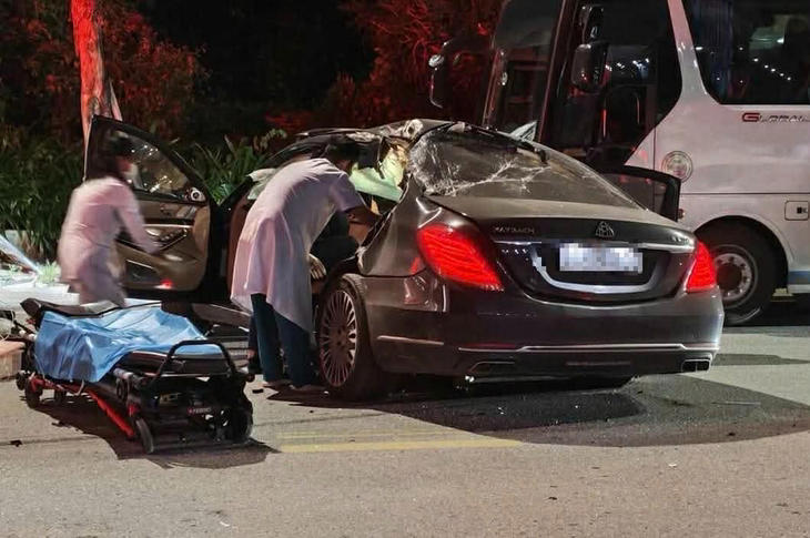 Tài xế xe Mercedes Maybach bị thương nặng, bất tỉnh sau vụ tai nạn được đưa đi cấp cứu trong đêm - Ảnh: Đ. X.